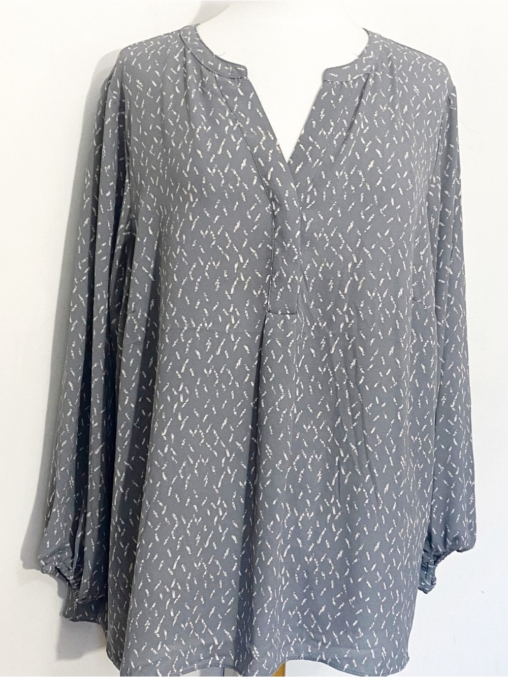 Tahari Grey Printed Long Balloon Sleeve Lightweight Flowy V-Neck Blouse 3X